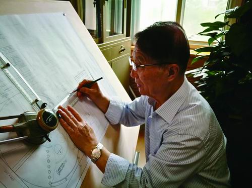 王立鼎绘制齿轮图。