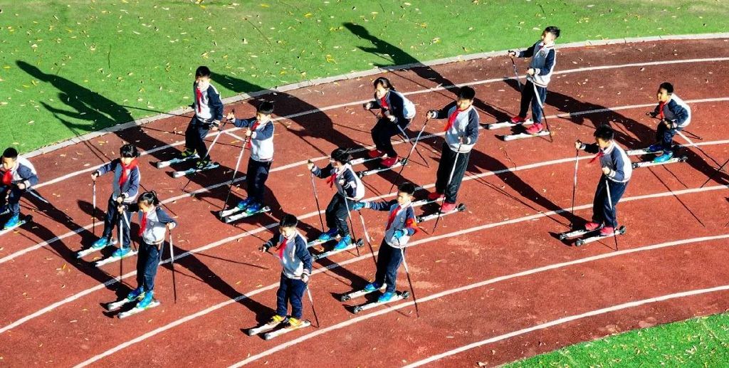 2024年11月13日，2024年第六届辽宁省暨沈阳市全民冰雪运动会在沈阳市浑南区第一小学启幕。图片来源：视觉中国