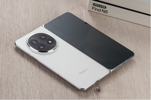 　　↑外屏覆盖新一代晶盾玻璃，后盖采用复合纤维，抗冲击能力提升