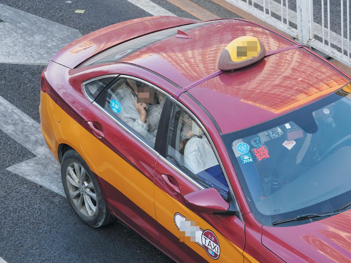 2月19日,蒲黄榆路口,一辆出租车上后排乘客没有系上安全带