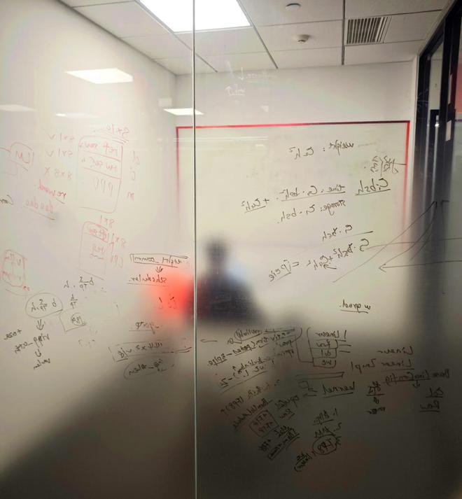 MiniMax办公室里的手写公式。澎湃新闻记者 范佳来 摄