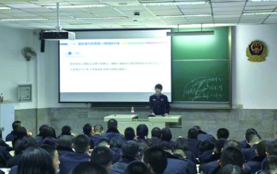 图为张梦星在给学生上课。 受访者供图