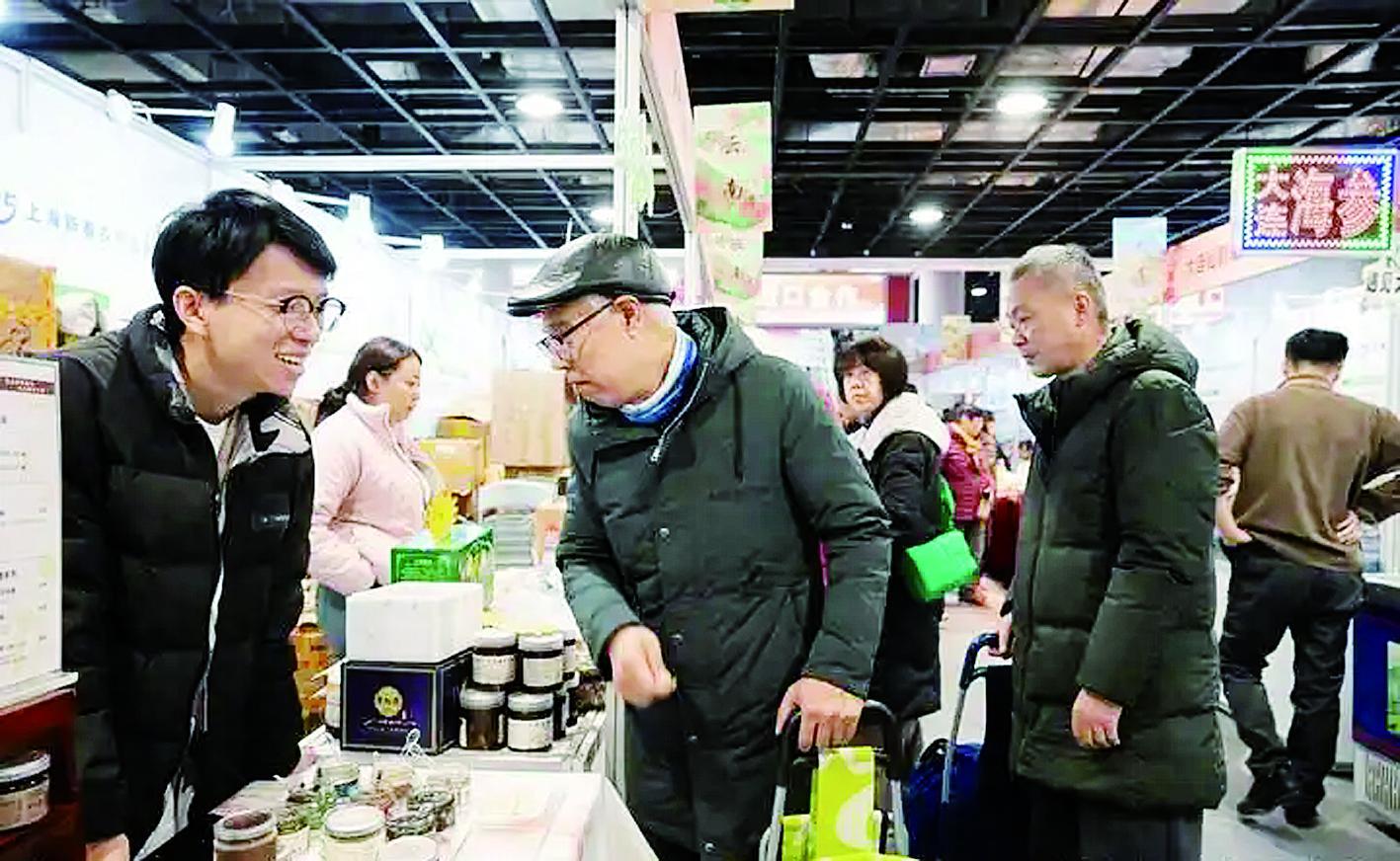 1月18日，上海市民在2025新春农产品大联展采购年货。新华社发