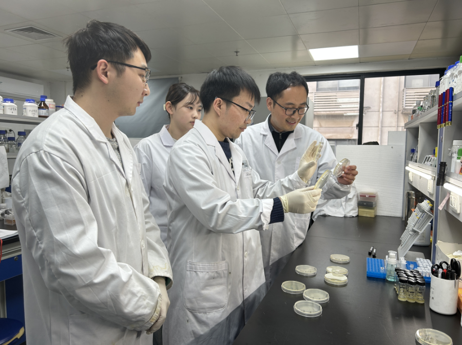 韩文元（右一）带领团队开展实验。张金光/摄