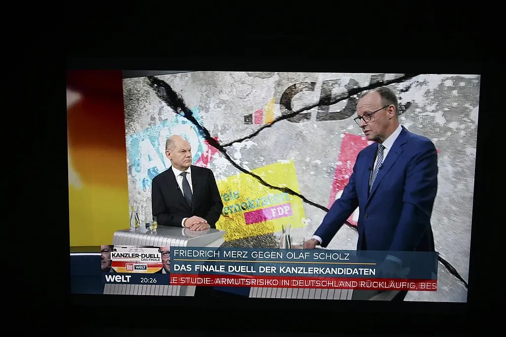 当地时间2月19日，德国柏林，朔尔茨与默茨举行了第二场总理候选人电视辩论。图/视觉中国