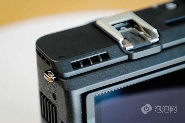 顶部也设计了散热孔