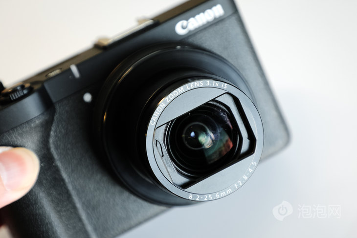 配备等效16-50mm焦段电动变焦镜头