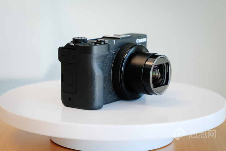 佳能PowerShot V1侧面，设计有比较饱满厚实的手柄