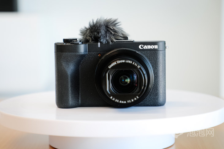 顶部麦克风还标配一枚热靴防风罩