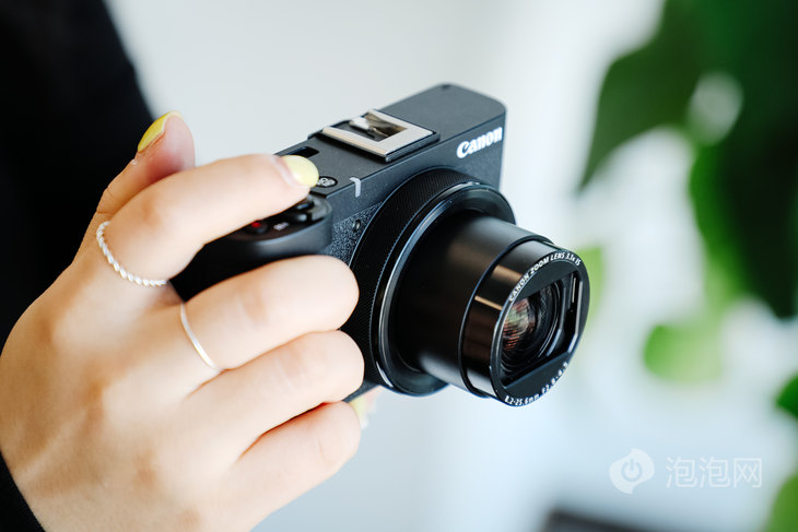 即便是女生单手握持拍摄也非常的轻松与稳定