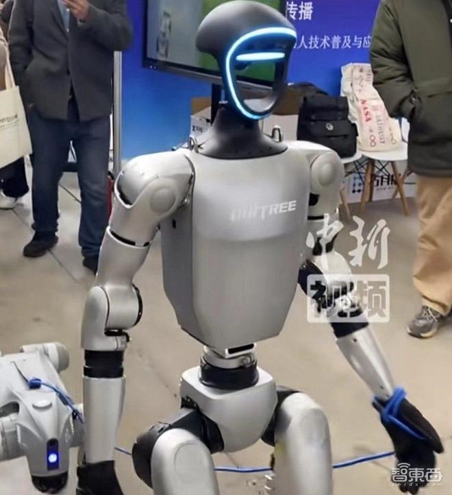 ▲宇树机器人遛机器狗（图源：中国新闻社）