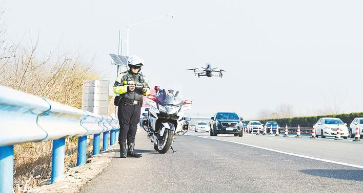 交通骑警利用无人机监控路况。 （受访单位供图）