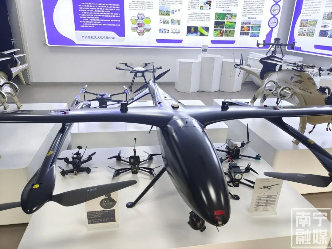 广西景航无人机有限公司内展示的无人机设备。记者 吴潇 摄