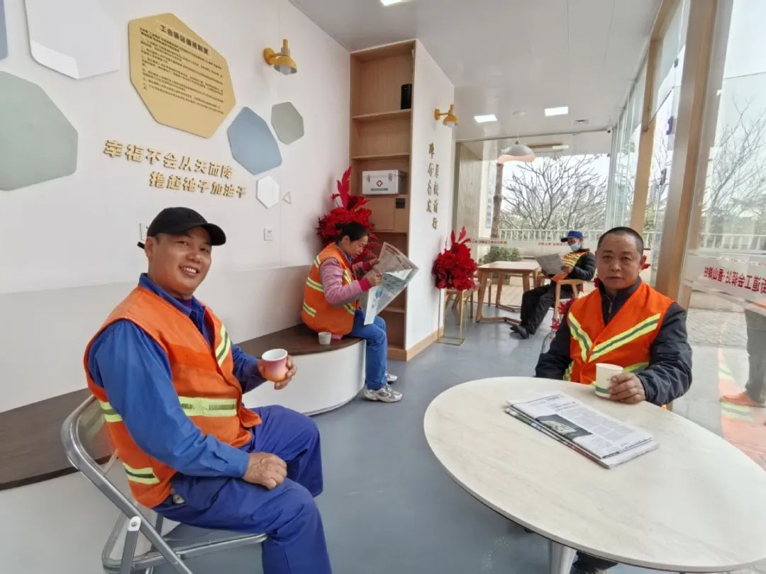 户外劳动者在驿站内休息。赵梓/摄
