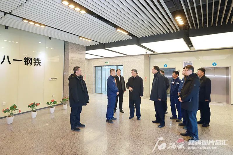 2月23日，自治区党委书记马兴瑞在宝钢集团新疆八一钢铁有限公司，听取企业生产经营情况介绍。石榴云/新疆日报记者 崔志坚摄
