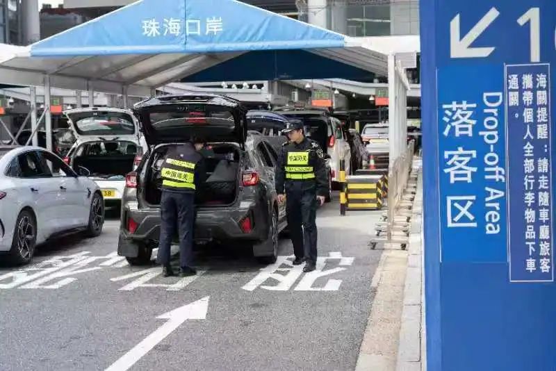 港珠澳大桥海关验放“北上”港澳单牌车 。程霖 通讯员林昌锋/摄