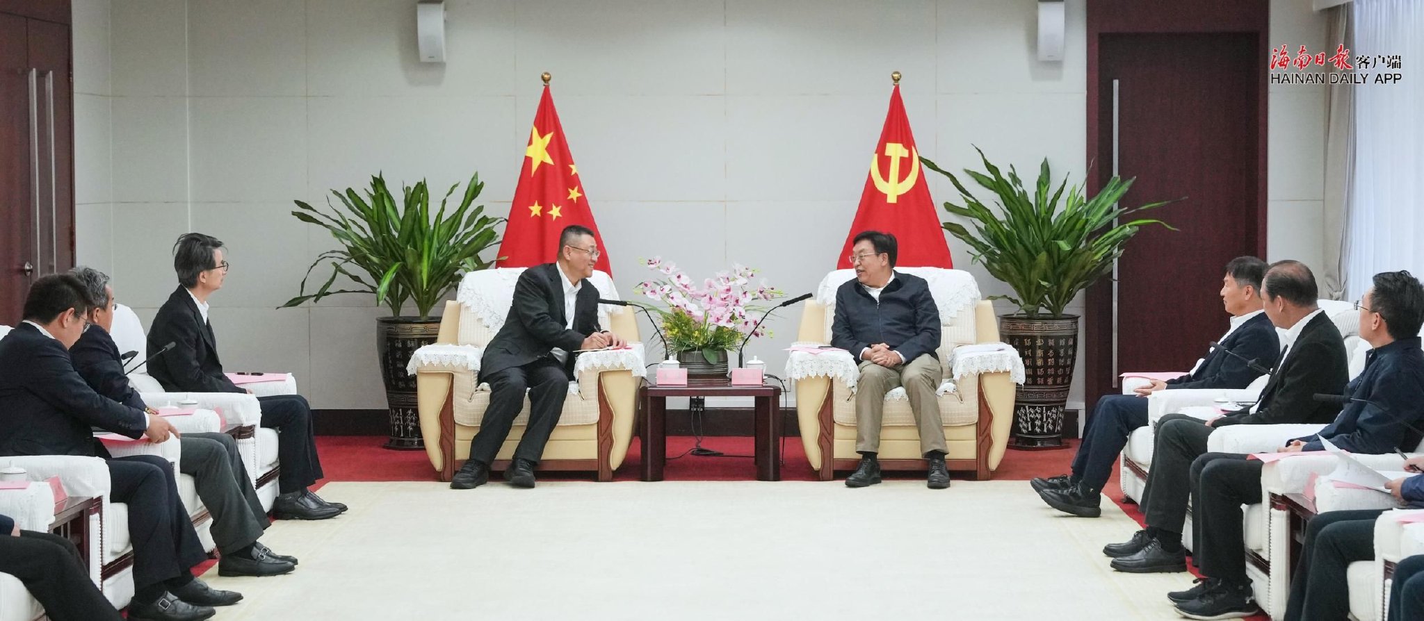 冯飞刘小明会见新紫光集团客人