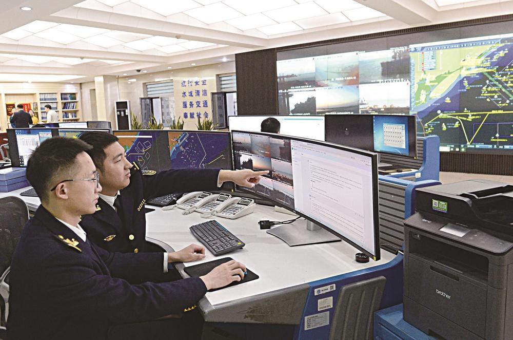 图为市海事局值班人员在交管中心操作“小海”AI模型。本报记者 杜雯拓 摄