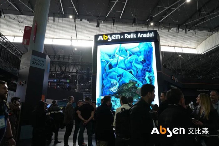     △ 2025年ISE展，艾比森携手国际知名艺术家展示AI创意内容   