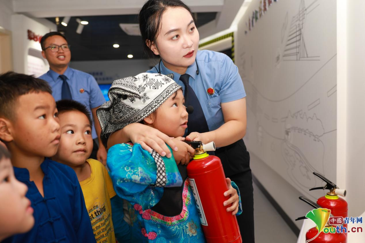 青少年在基地参观体验模拟灭火场景。三穗县人民检察院 供图