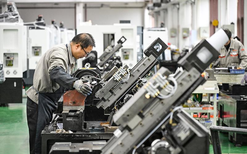 ▲2月22日，工人在重庆宏钢数控机床有限公司总装车间作业。图/新华社