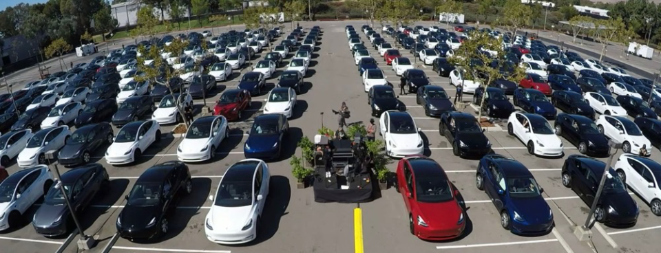 2022年电池日现场，大家都在车里看