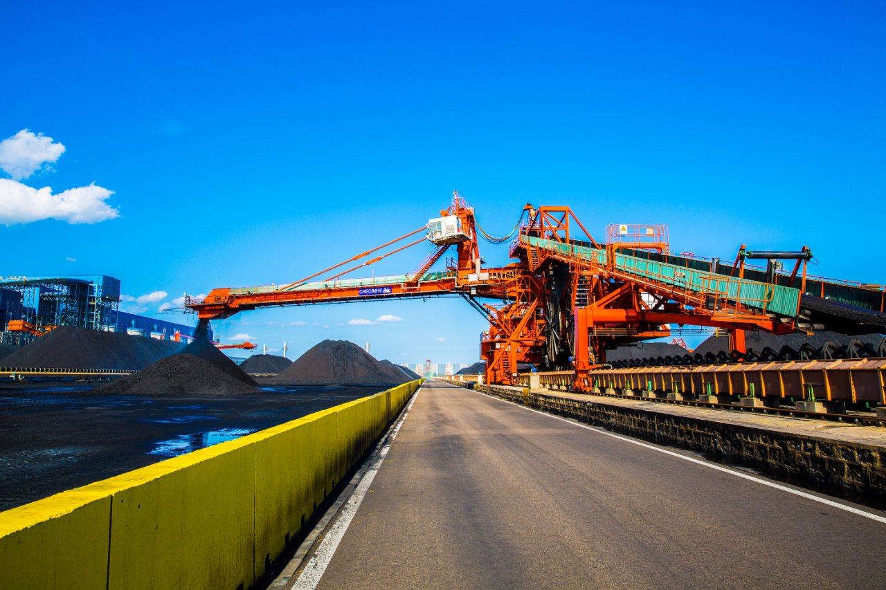 煤炭码头堆场作业现场。