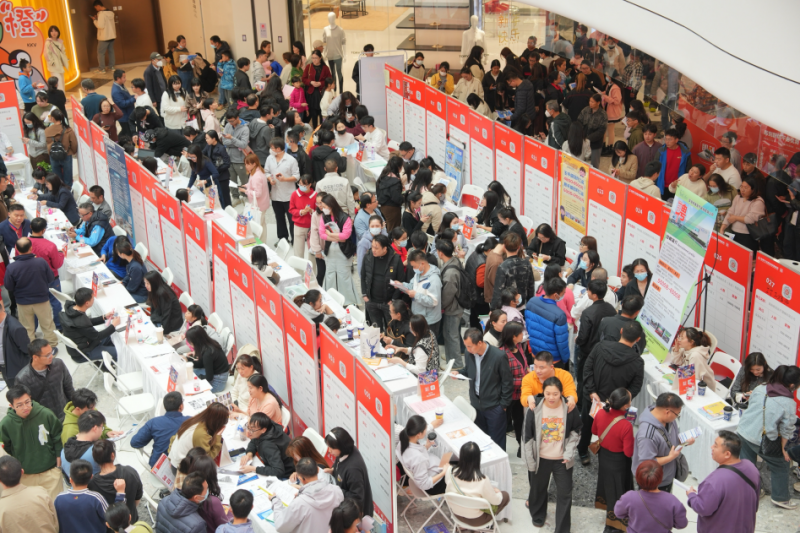 （图为珠海斗门万达广场招聘会现场）