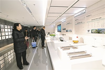 调研团在贵安新区规划展示厅考察。贵阳日报融媒体记者 石照昌 摄