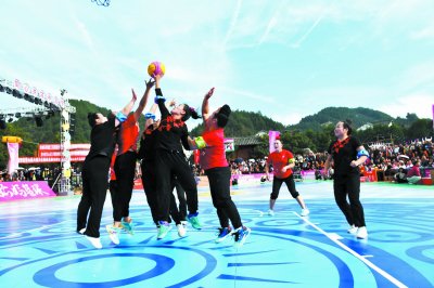 姑妈们在赛场上奋力拼搏。雷山县委组织部供图