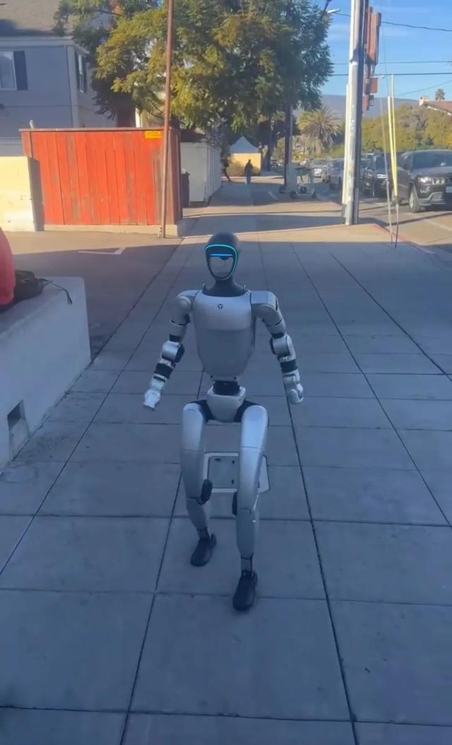 在美国街头行走的人形机器人.受访者供图
