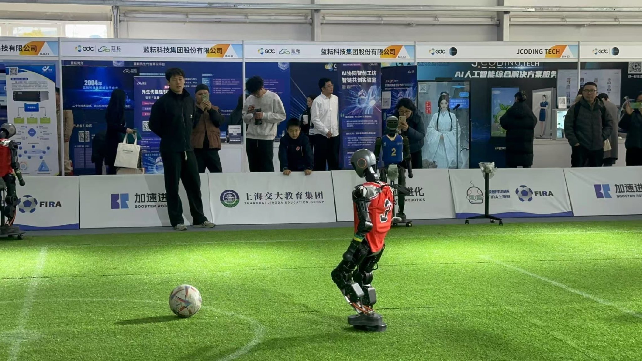 机器人踢足球。时代周报记者/摄