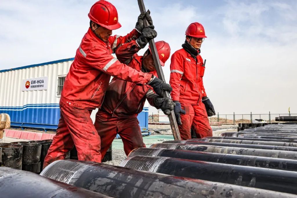 石油人在摆放即将入井的套管等钻工具。