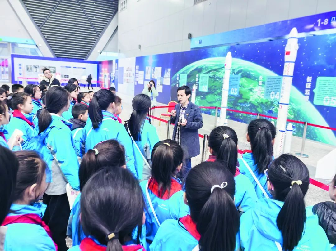 舒巷小学学生聆听老师讲解长征系列火箭发展历程。丁擎宇摄