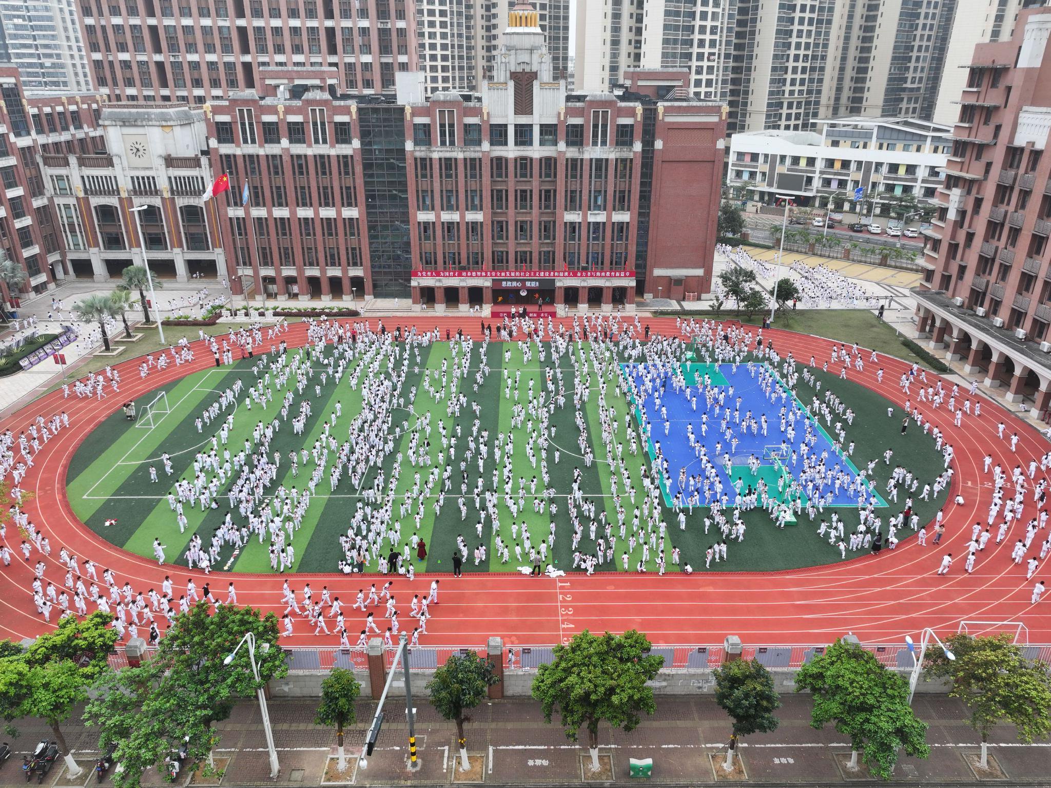 2月17日,中国人民大学附属中学海口实验学校学生开展课间活动