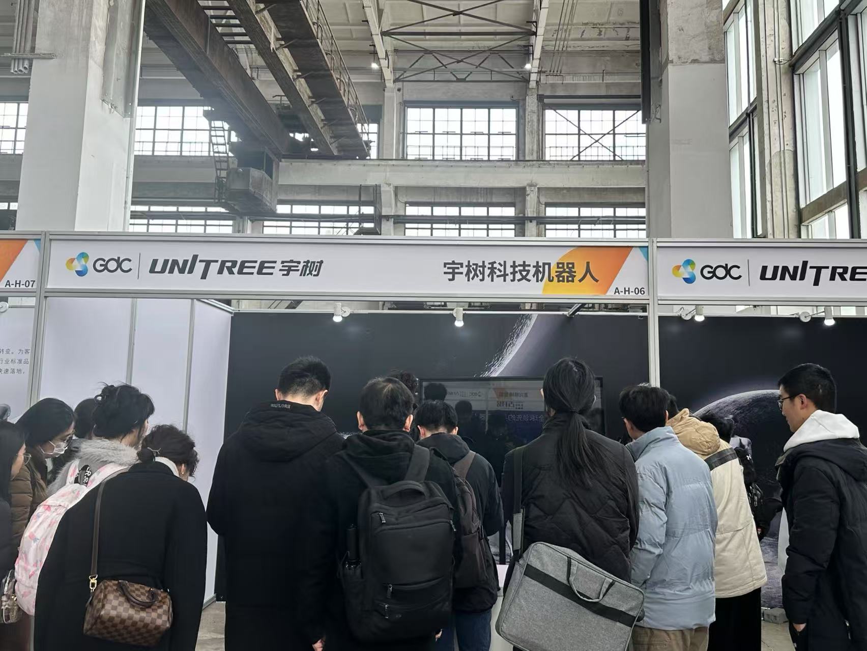 宇树科技展位前挤满了人。时代周报记者/摄