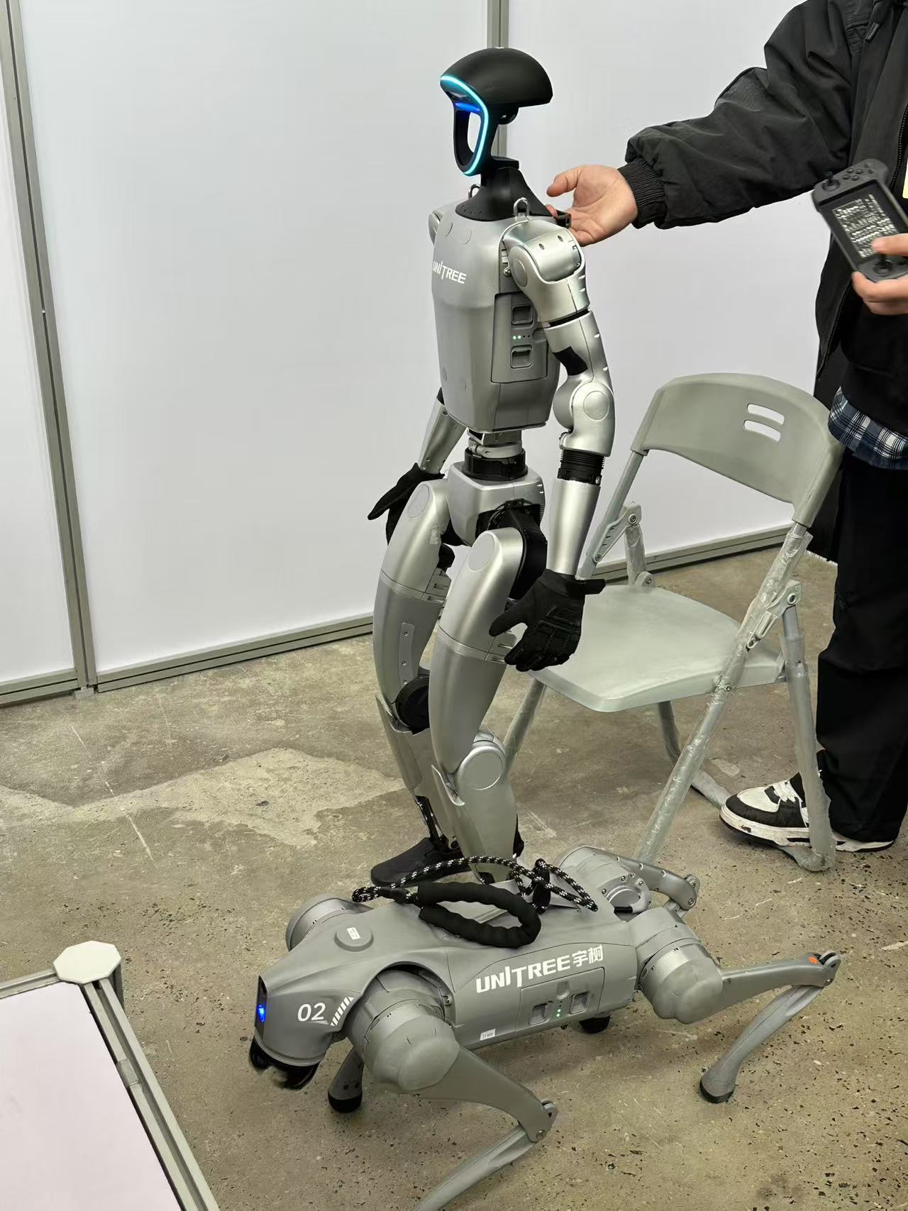 Unitree G1人形机器人和Unitree Go2四足机器人。时代周报记者/摄