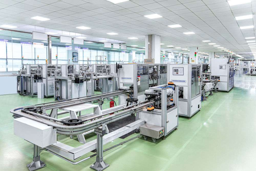 　　  在威胜集团智能制造中心成品车间，智能设备正在进行电能表检测。（朱伊琳 摄）