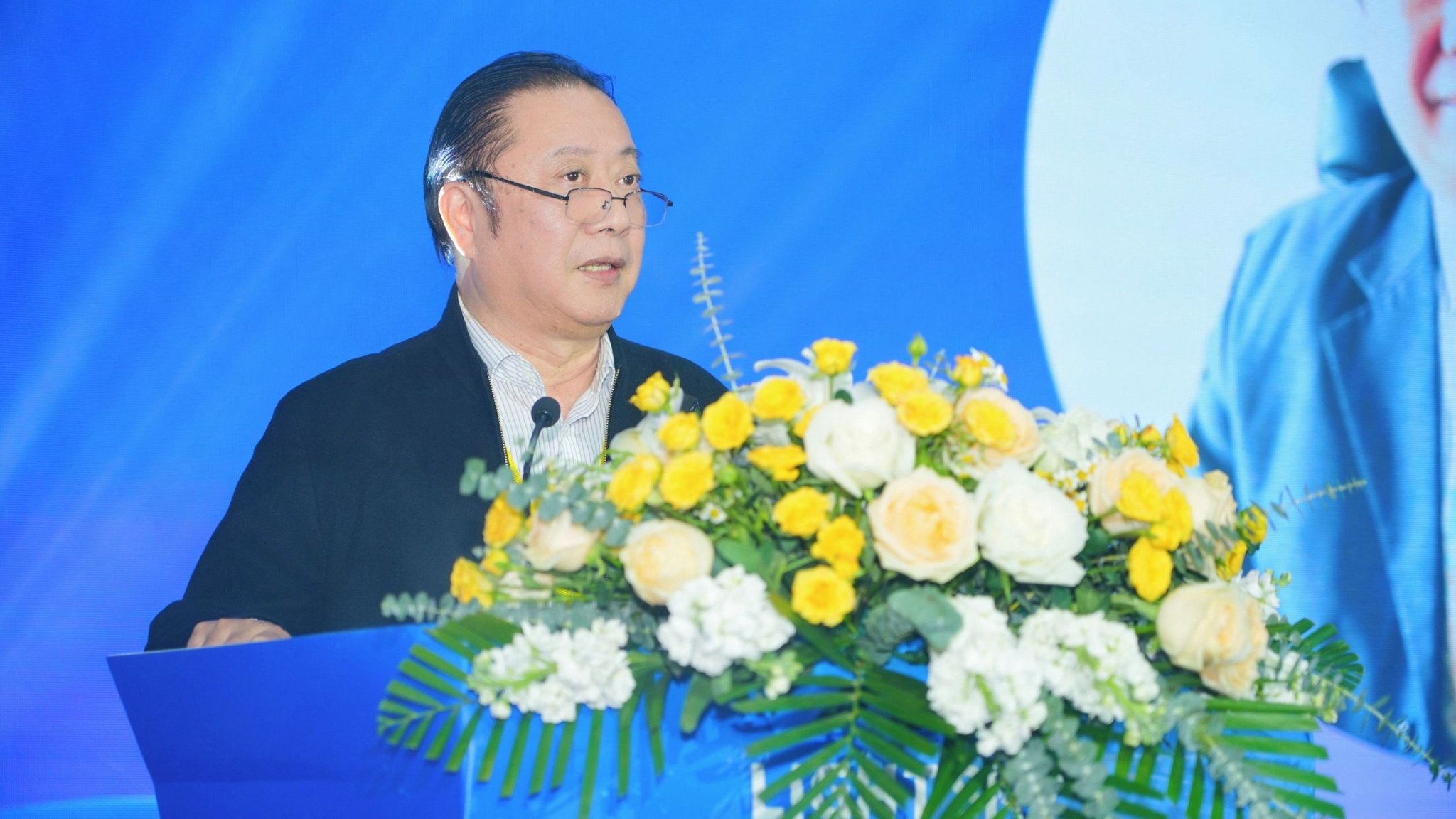 协会代表朱新村理事长作致辞