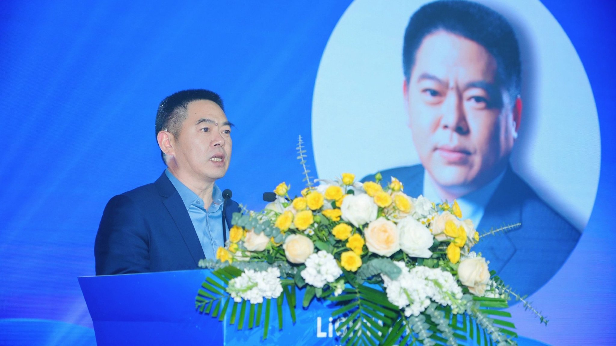 升龙灯光董事长张向农作致辞