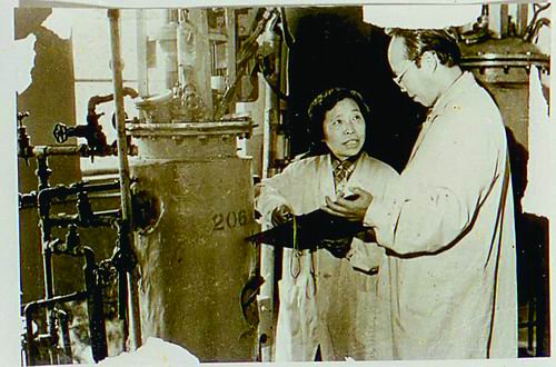 20世纪60年代，微生物所严自正（左）和陶增鑫在工厂做维生素C绿色发酵实验。微生物所供图