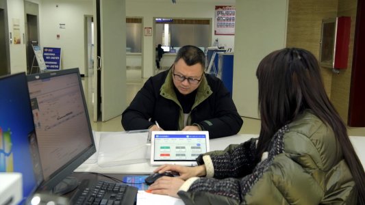 市民正在办理业务