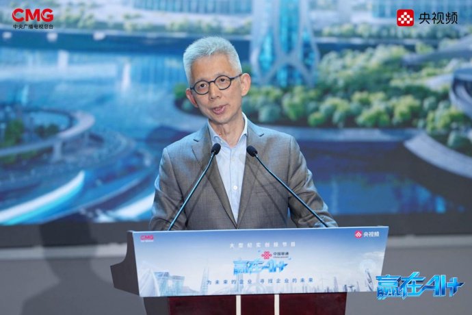 △复旦大学国际关系与公共事务学院副教授、主持人蒋昌建寄语百位AI创想者