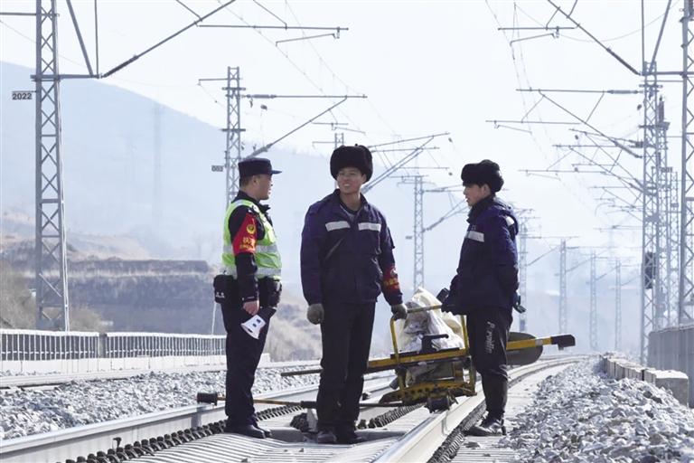 电视剧《驻站》热播引关注 现实中驻站民警的一天这样过_新浪财经_新浪网