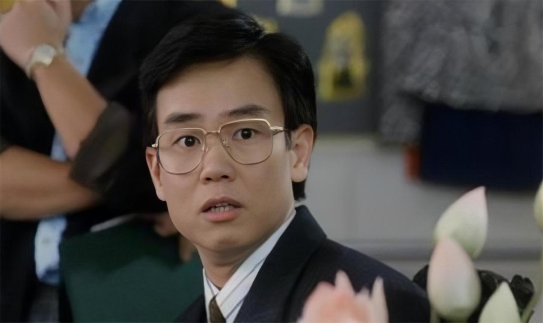 黄百鸣从影多年,参与电影超过100部,包括喜剧《最佳拍档》《开心鬼》