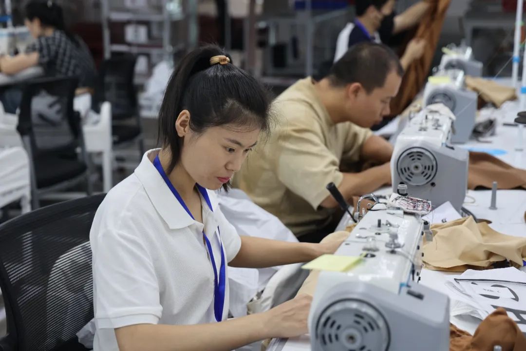 （SHEIN举办的服装制作职业技能竞赛。图源：SHEIN）
