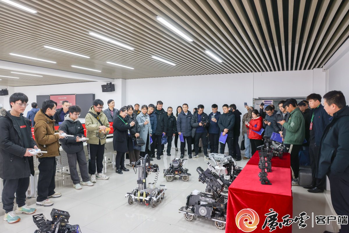 与会人员参观桂林理工大学实验室。桂林理工大学供图