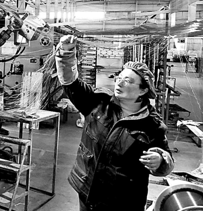 江苏连云港高新区海州工业园内一家民营企业，工人正在加紧赶制一批网具订单产品。耿玉和摄/光明图片