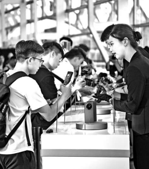 消费者体验新发布的华为手机。新华社发