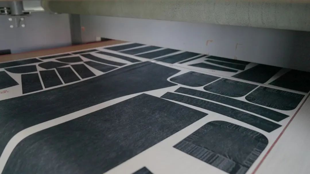 （数码冷转印技术做出来的牛仔布料。图源：SHEIN）